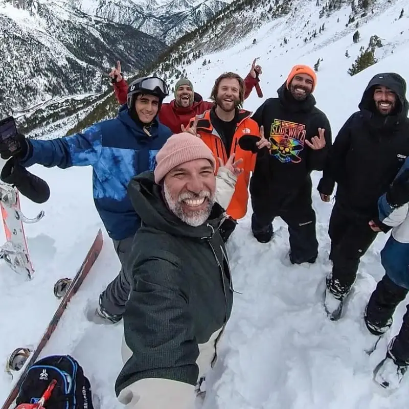 Pessoas esquiando na montanha com neve