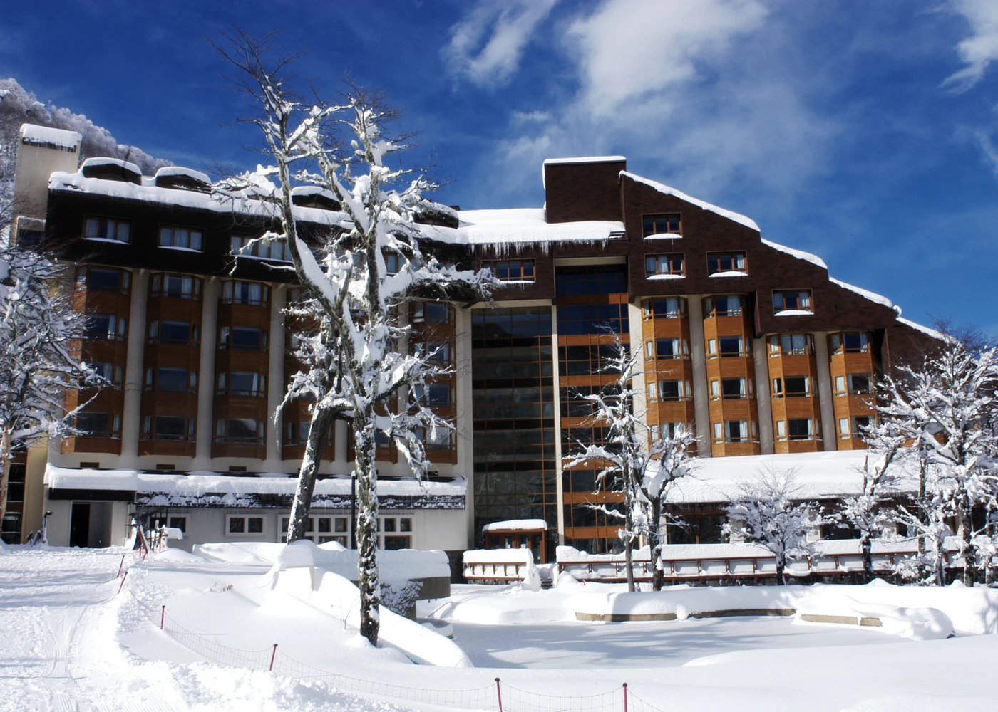 Hotel das Termas de Chillán coberto de neve sob céu azul