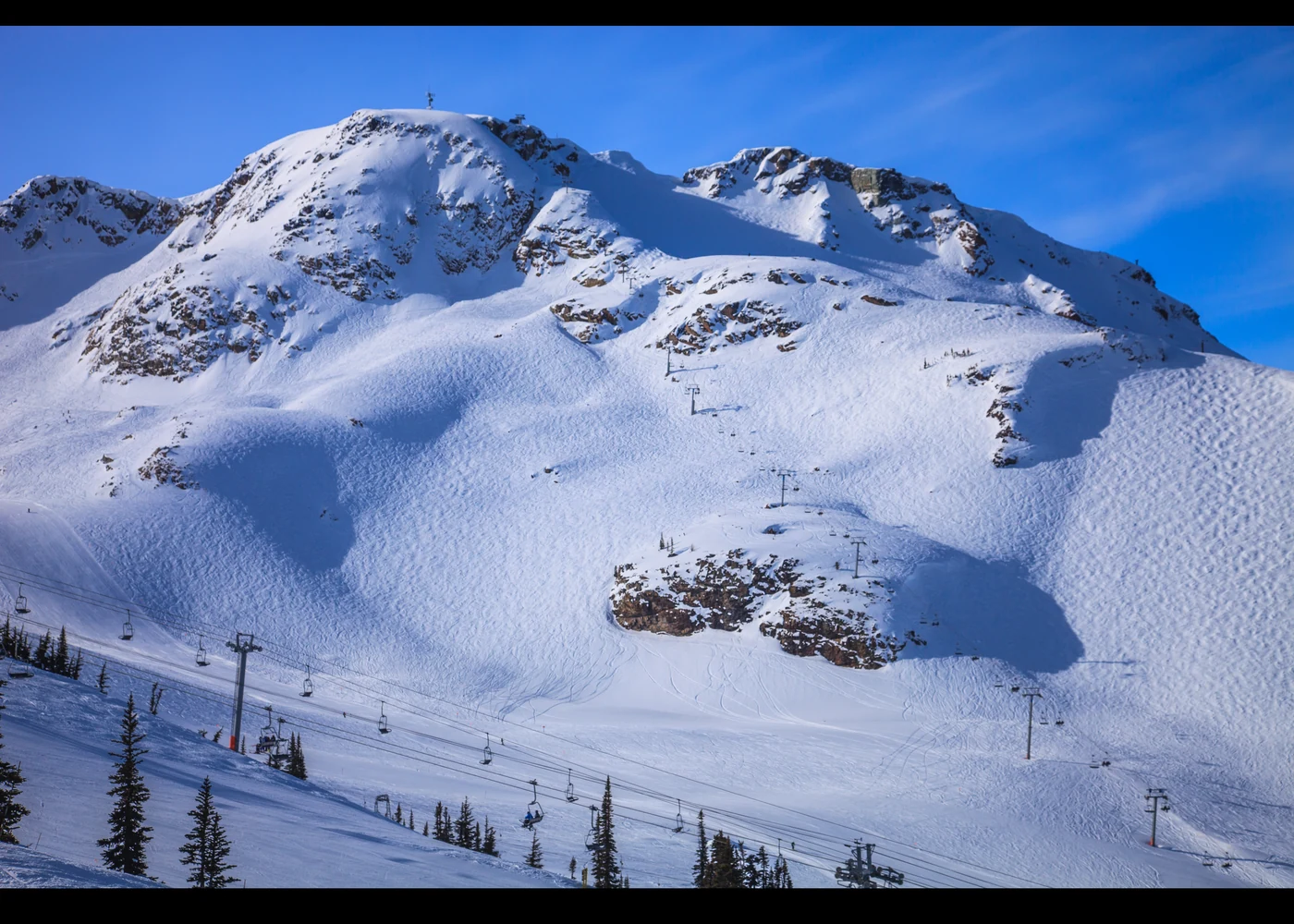 Montanha nevada com teleféricos numa grande estação de ski norte-americana