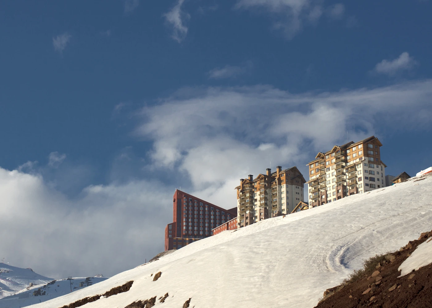 Torres do resort Valle Nevado no alto da encosta, nos Andes chilenos