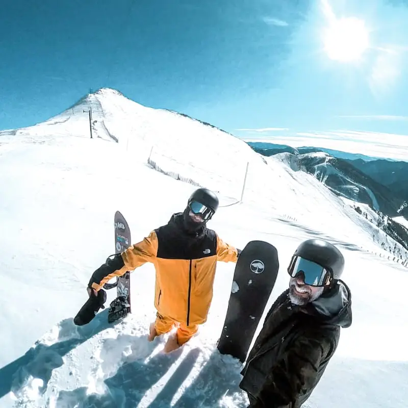Snowboarders no topo de uma montanha em Grandvalira, Andorra